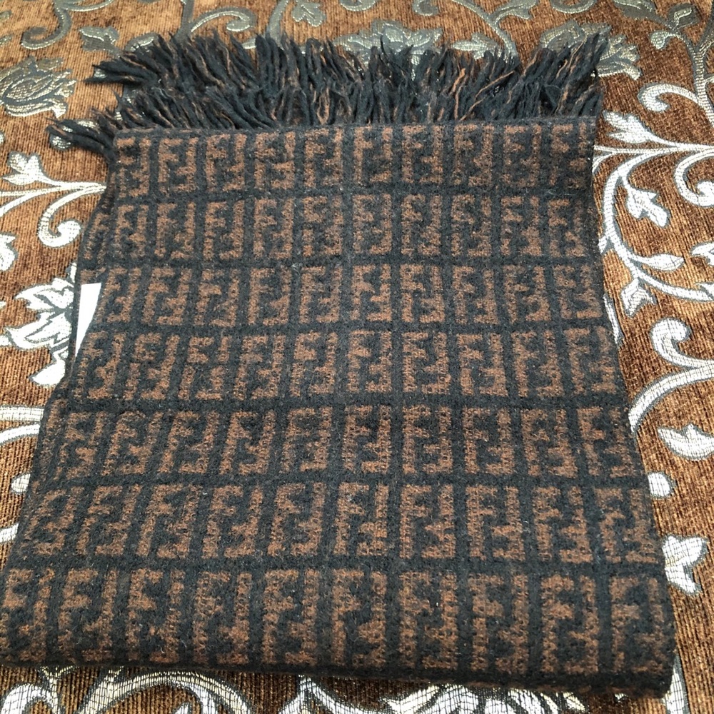 Authentic FENDI Zucca FF pattern design - Picture 3 of 5